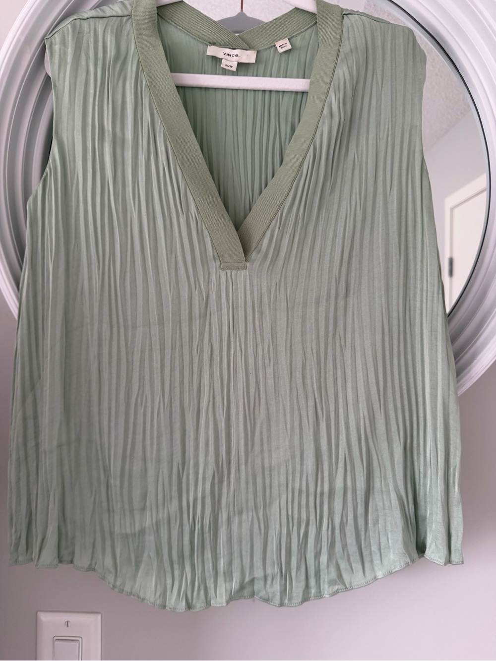 Vince Tea Green Crushed Pleated Sleeveless Double V-Neck Blouse Top XS/P